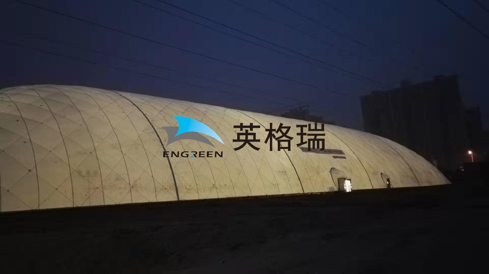 全封閉式的環(huán)保倉儲系統(tǒng)，在對露天煤場進(jìn)行封閉處理時(shí)，能做到對煤炭揚(yáng)塵隔離