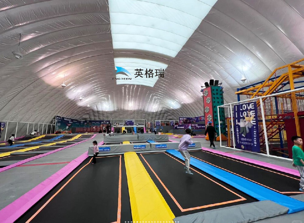 搭建一個氣膜蹦床館，為孩子們營造一個游樂天堂
